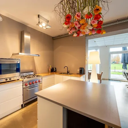 Holiday home Near Airport And Paleis 't Loo *