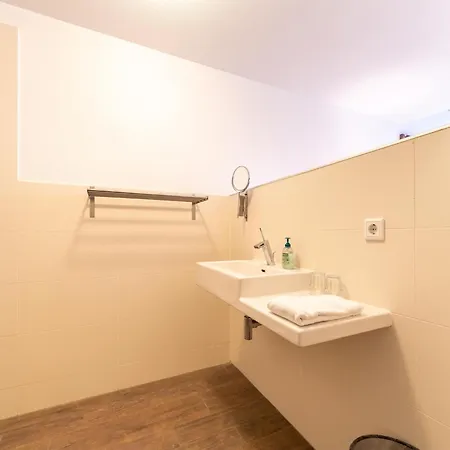 Near Airport And Paleis 't Loo