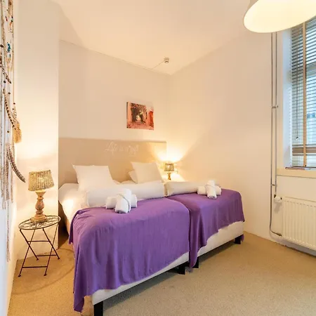 Near Airport And Paleis 't Loo Holiday home *