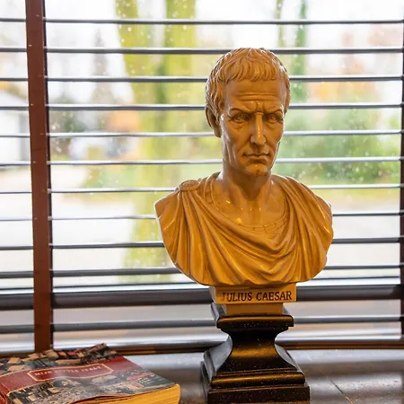 Near Airport And Paleis 't Loo