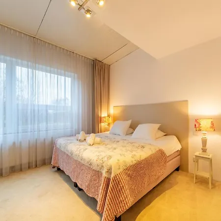 Near Airport And Paleis 't Loo *