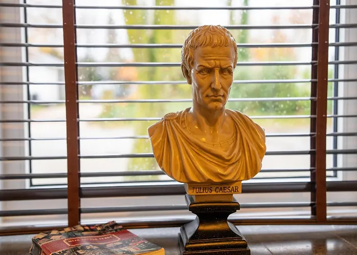 Near Airport And Paleis 't Loo