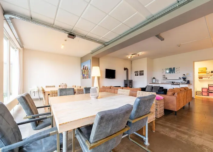 Near Airport And Paleis 't Loo