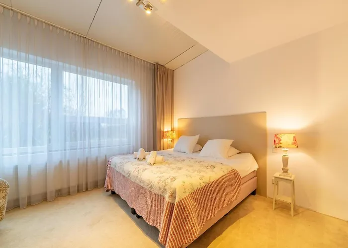 Near Airport And Paleis 't Loo *