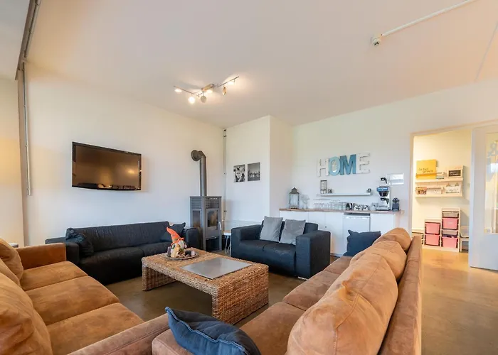 Near Airport And Paleis 't Loo *